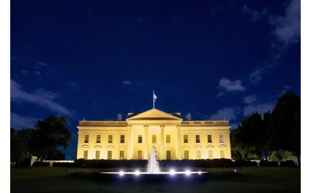<em>Imagen de la Casa Blanca teñida de dorado divulgada por la cuenta asociada a Joe Biden. Foto: Facebook</em> <em>Imagen de la Casa Blanca teñida de dorado divulgada por la cuenta asociada a Joe Biden. Foto: Facebook</em>