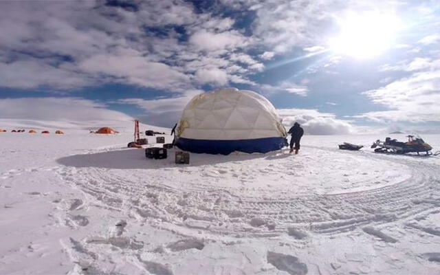 Científicos trabajan sobre un glaciar del Tibet. Foto: Ohio State University.