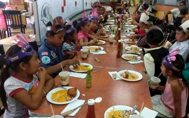 Los niños también fueron llevados a un restaurante para recibir una comida especial. Foto: Difusión.