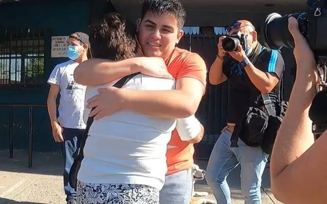 Elías Quero junto a su madre el día que dejó la cárcel de Puente Alto para iniciar su arresto domiciliario total. Foto: Delosquesobran