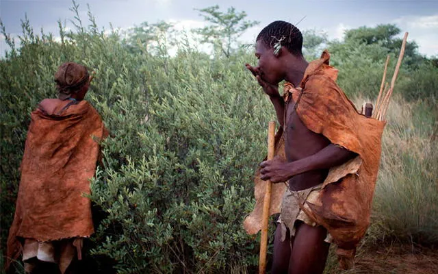 Miembros de una tribu al noroeste de Botsuana. Foto: El País.