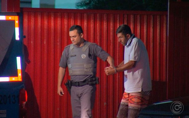 Alves Pereira al momento de ser capturado por los oficiales. Foto: TV TEM