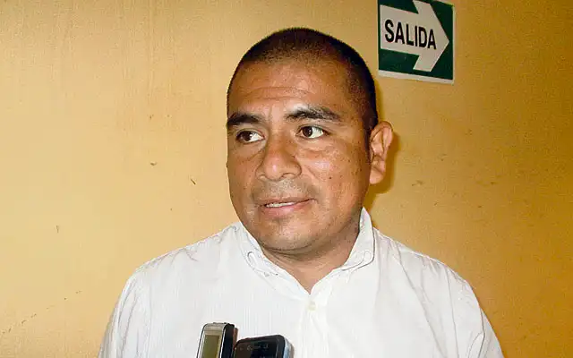 Comerciantes venden puestos de mercado sin autorización de comuna