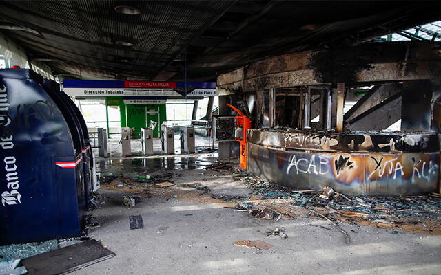 Varias estaciones han quedado destrozadas tras los últimos días de disturbios. Foto: AFP.