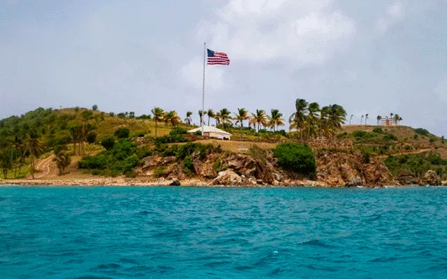 En las Islas Vírgenes de EE. UU., Jeffrey Epstein compró la isla de St. James, donde había llevado a cabo los abusos.