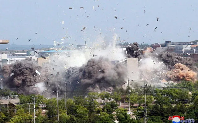 Imagen proporcionada por el Gobierno de Kim Jong-un donde se muestra la explosión de un edificio de oficinas de enlace intercoreano en Kaesong, Corea del Norte. | Foto: KCNA