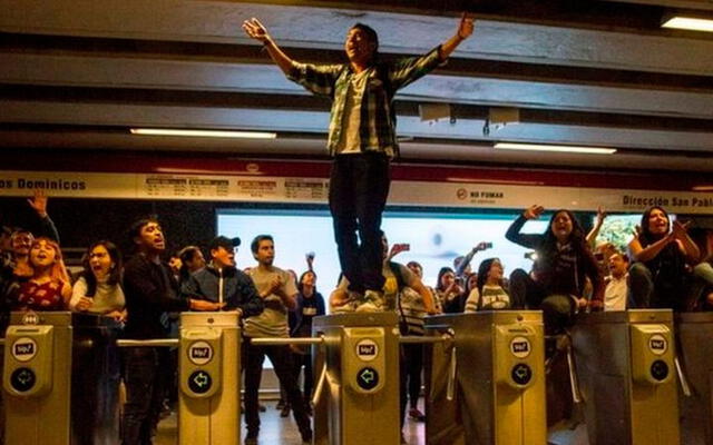 Los manifestantes han acordado realizar "evasiones masivas" en las estaciones del metro. Foto: AFP.