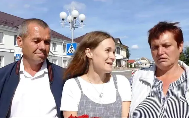Yulia estuvo emocionada de conocer a sus padres de sangre. Foto: The Sun