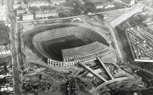 El estadio posee el récord de mayor capacidad de espectadores.