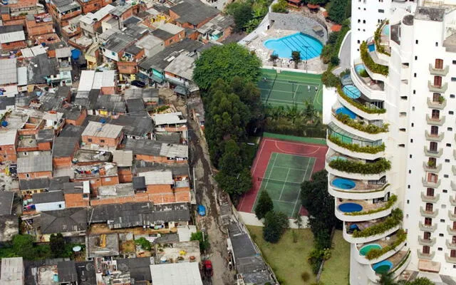 La famosa favela Parasópolis y el exclusivo edificio de Morumbi. Foto: Tuca Vieira