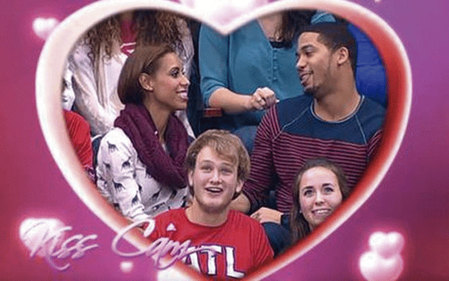 Pedida de mano a través de la Kiss Cam. Pedida de mano a través de la Kiss Cam.