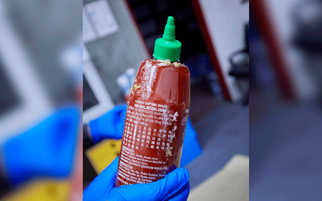 Exportaron droga en botellas de salsa picante, pero fueron atrapados por la policía