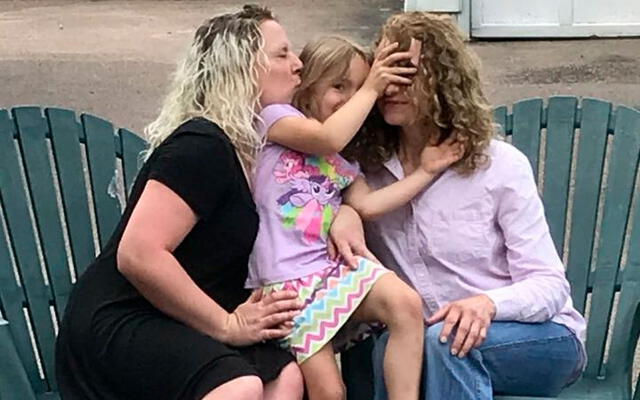 Ahora, ambas comparten mucho tiempo juntas. La hija de Hilary se ha encariñado con su nueva tía. Foto: BBC.