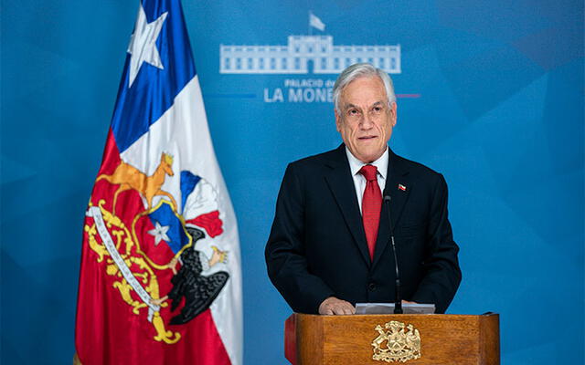 Sebastián Piñera en el anuncio de la suspensión del alza del pasaje del Metro. Foto: AFP.