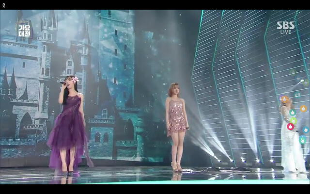 Eunha con Solar de Mamamoo y Seunghee de Oh My Girl en el escenario de los 2019 SBS Gayo Daejeon.