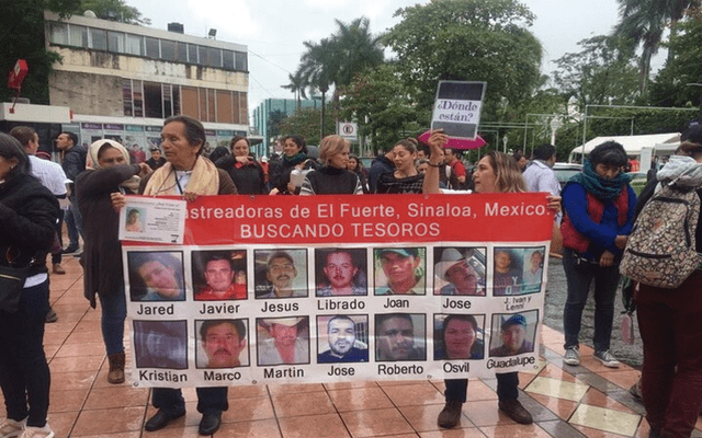Brigadistas buscan personas desaparecidas en Sinaloa.