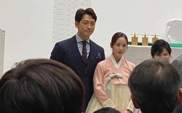Bi Rain y su esposa Kim Tae Hee juntos en boda de Lee Wan (2019)