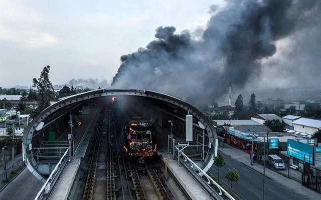 Una de las estaciones incendiadas el último sábado. Foto: AFP.