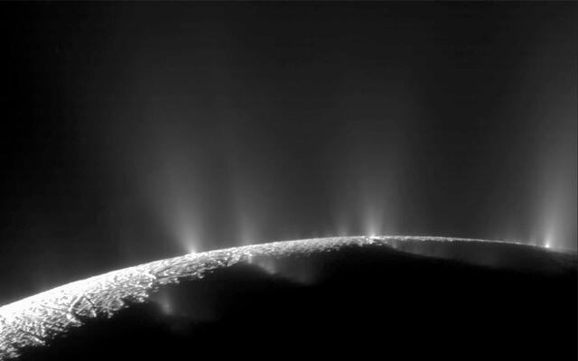 La sonda Cassini captó las emisiones que salían disparadas desde la superficie de Encélado. Foto: NASA.