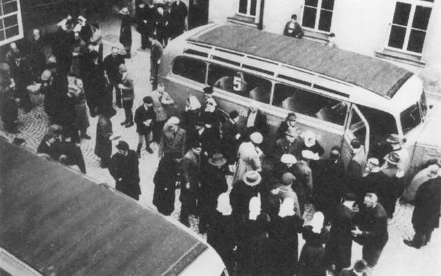 Los enfermos mentales y discapacitados eran llevados en buses a los campos de concentración. Foto: Wikimedia Commons.