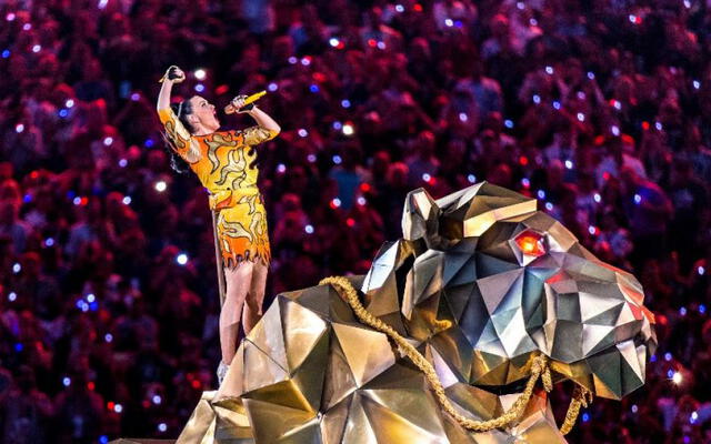 Los perfomance de Katy Perry siempre acostumbran a sorprender a más de uno . Foto: AFP  
