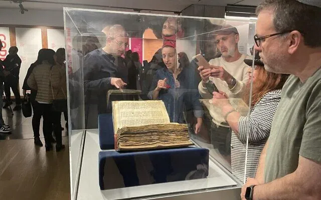  Exhibición del Códex Sassoon en el Museo Anu. Foto: Tiempos de Israel   