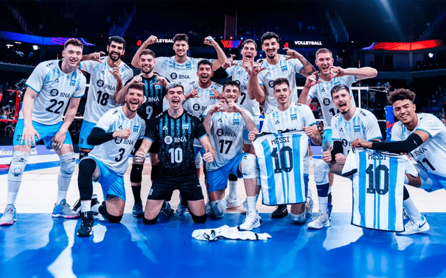 La selección argentina de vóley celebró con la camiseta de Messi tras ganarle a Francia en la VNL 2023. Foto: Diario Uno   