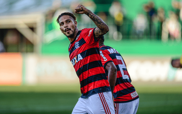Paolo Guerrero ganaba más de 300.000 dólares mensuales cuando jugaba en Flamengo. Foto: EFE   