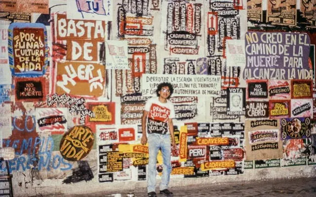  Herbert Rodriguez frente a uno de sus murales Arte-Vida realizados en 1989. Foto: Archivo Herbert Rodríguez   