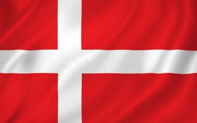  La cruz de la bandera de Dinamarca simboliza la religión, el cristianismo y el rojo la valentía. Foto: Freepik<br>    