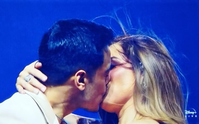 La emotiva interpretación de Carlos Rivera y Cynthia Rodríguez termina en tremendo beso. Foto: X disneyplusla   