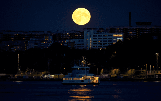 Luna llena de agosto 2024 forografiada desde Suecia. Foto: Jonathan Nackstrand/AFP   