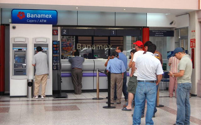  Banamex ofrece una amplia gama de servicios financieros, que incluye cuentas de ahorro, préstamos personales, y servicios de inversión para individuos y empresas. Foto: El Heraldo   