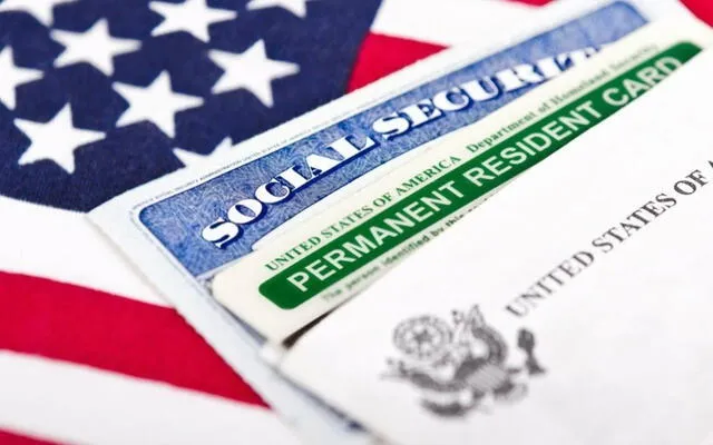  Obtener una green card permite a un individuo trabajar, estudiar y vivir en Estados Unidos de manera indefinida. Foto: Univisión   