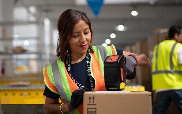  Amazon está comprometida con la sostenibilidad y la innovación, lo que se refleja en sus prácticas laborales y en los productos y servicios que ofrece. Foto: Amazon Job   