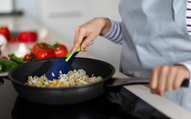 Incluso una pequeña grieta en el revestimiento antiadherente puede desprender miles de partículas potencialmente nocivas. Foto: IStock   