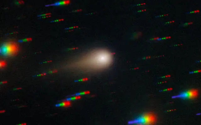  Gemini Sur utilizó diferentes filtros de color para fotografiar el cometa, manteniéndolo fijo en el centro de su campo de visión. Foto: NOIRLab   