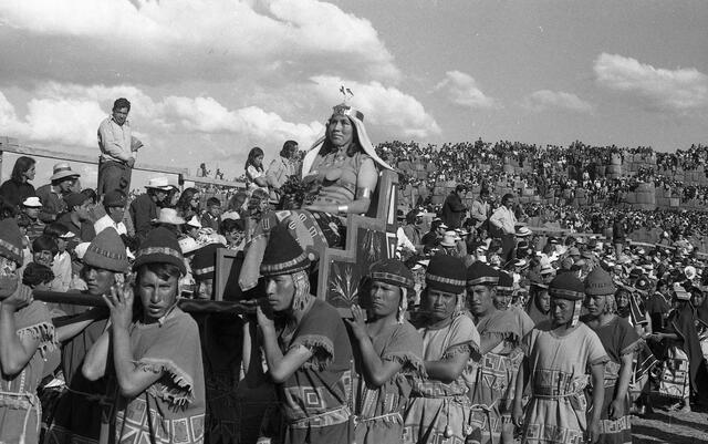 ¿En qué año se escenificó por primera vez el Inti Raymi y quién dio vida al inca Pachacútec?