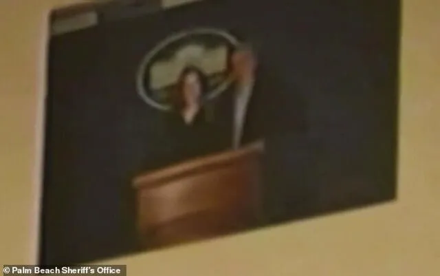 Fotografía en la que parecen estar Epstein y Maxwell en un podio de la Casa Blanca.