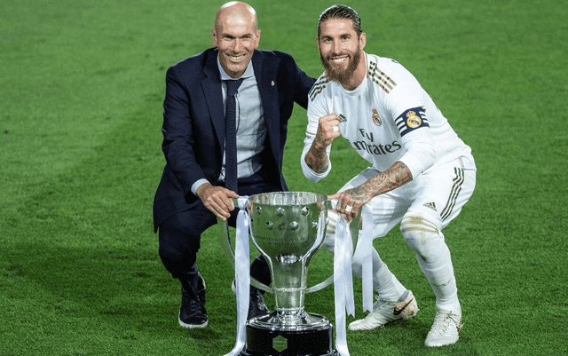 Zidane y Ramos con el trofeo de LaLiga de la temporada 2019-2020. Foto: EFE/Rodrigo Jiménez