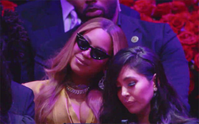 Beyoncé y Vanessa Bryant en el homenaje a Kobe Bryant y su hija. Foto: difusión