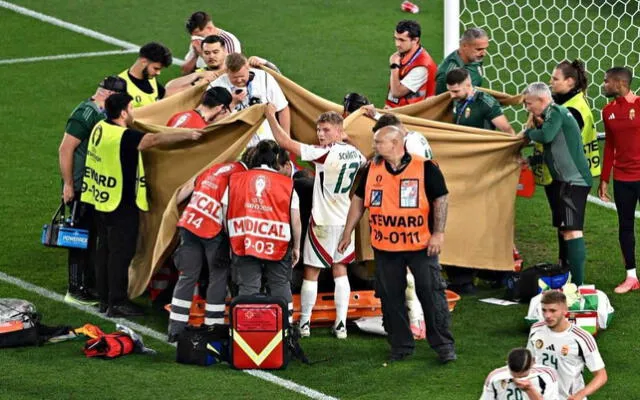 Jugadores y cuerpo médico cubrieron a Barnabás Varga tras quedar inconsciente. Foto: AFP   