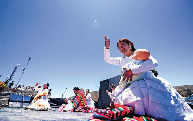 Las Kory Warmis en una intensa presentación en una barcaza sobre el lago Titicaca. Foto: blog/Arte, Pintura, Cultura, Teatro   