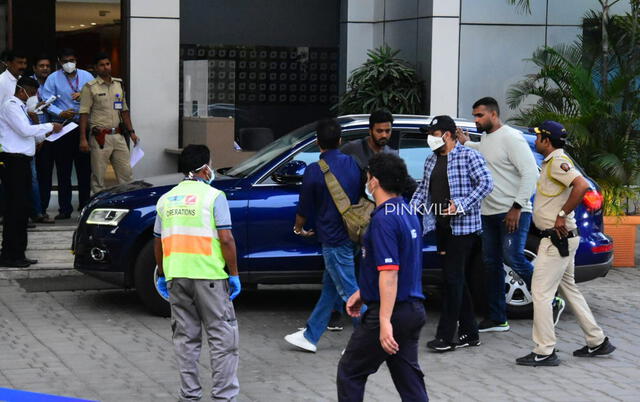 Salman Khan en el aeropuerto de Mumbai acompañado de la Policía. Foto: pinkvilla