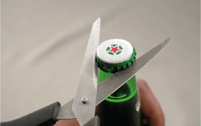 ¿Cómo abrir una botella de cerveza sin un destapador?