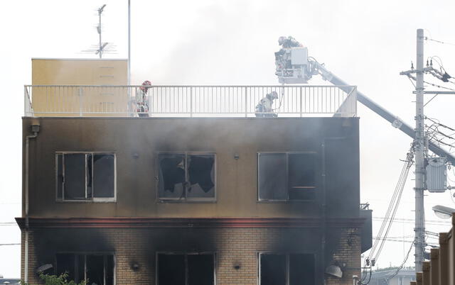 Firefighters and rescue personnel search an animation company building after a fire broke out in Kyoto on July 18, 2019. - At least 24 people are feared dead in a suspected arson attack on the animation company in the Japanese city of Kyoto on July 18, a fire department official told AFP. (Photo by JIJI PRESS / JIJI PRESS / AFP) / Japan OUT