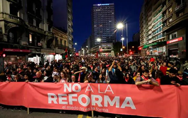 El martes miles de personas participaron en la marcha" convocada por el colectivo "No a la reforma"