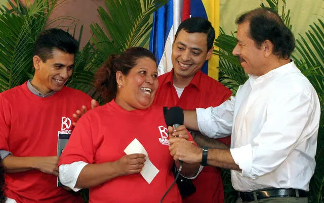 Rafael Isea, entonces director del Banco de Desarrollo Económico Social de Venezuela, junto al presidente de Nicaragua, Daniel Ortega. Foto: