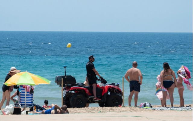 Decenas de personas acudieron a las playas este domingo 21 de junio de 2020. (Foto: AFP)