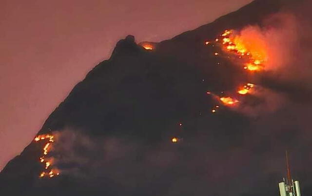  Incendio forestal en cerro San Cristobal en horas de la noche. Foto: difusión    